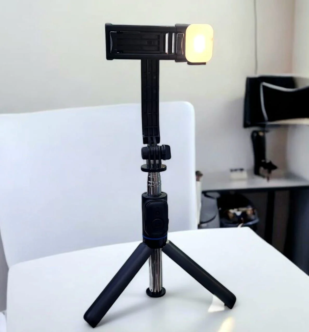 Palo Selfie Portátil Con iluminación - Image 3