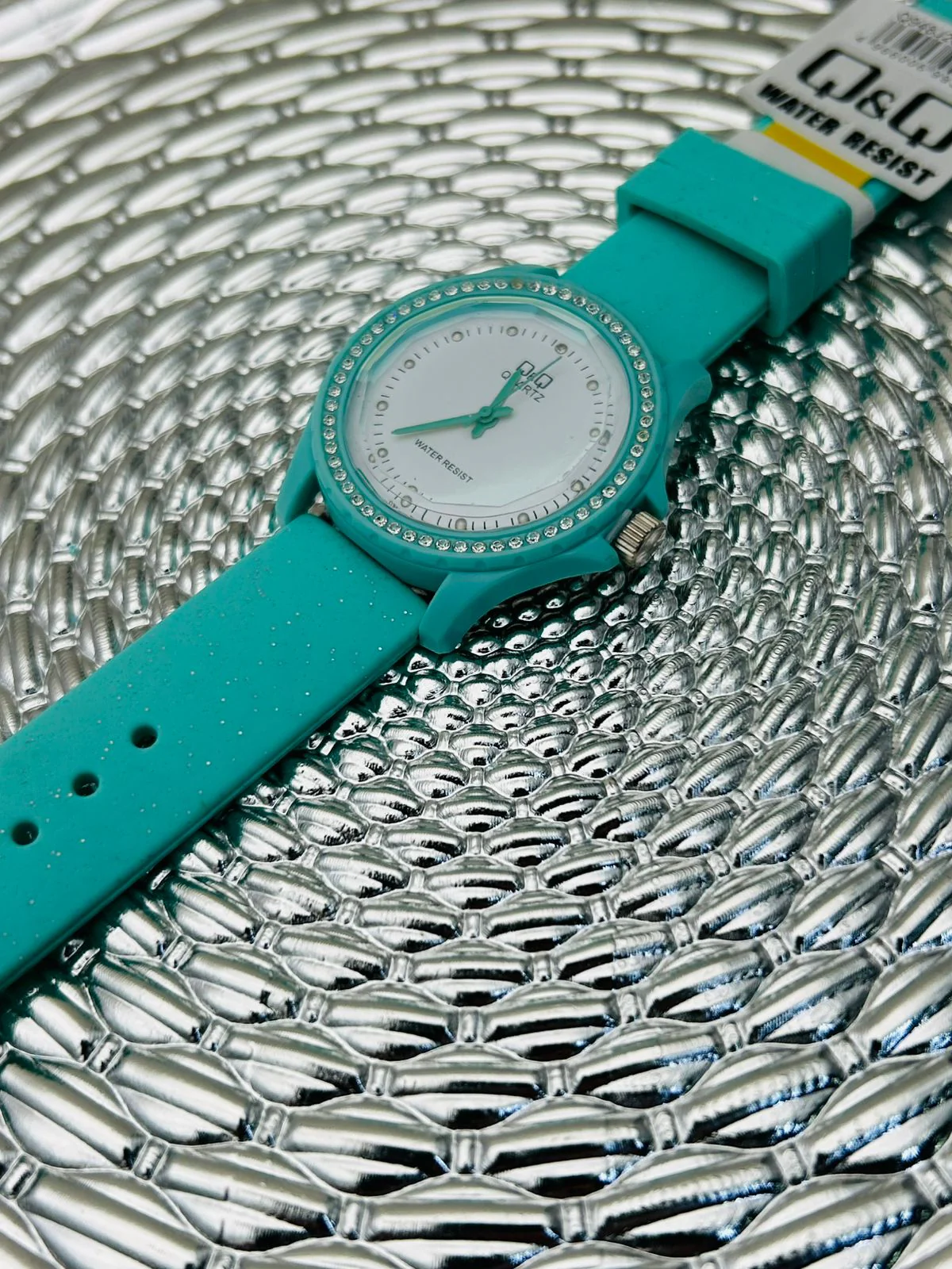 Reloj Q&Q escarchado con pedrería - Image 2