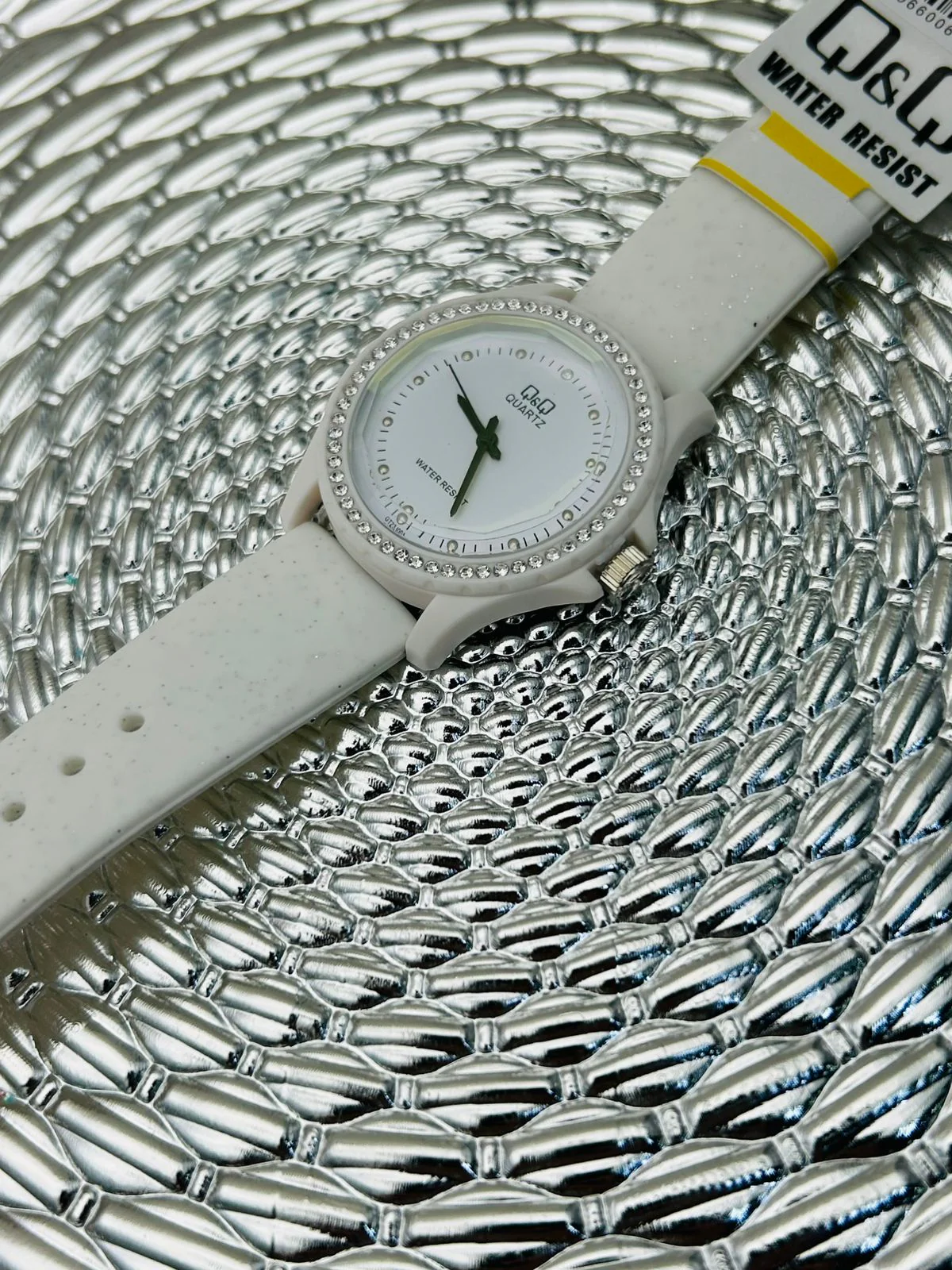 Reloj Q&Q escarchado con pedrería - Image 4