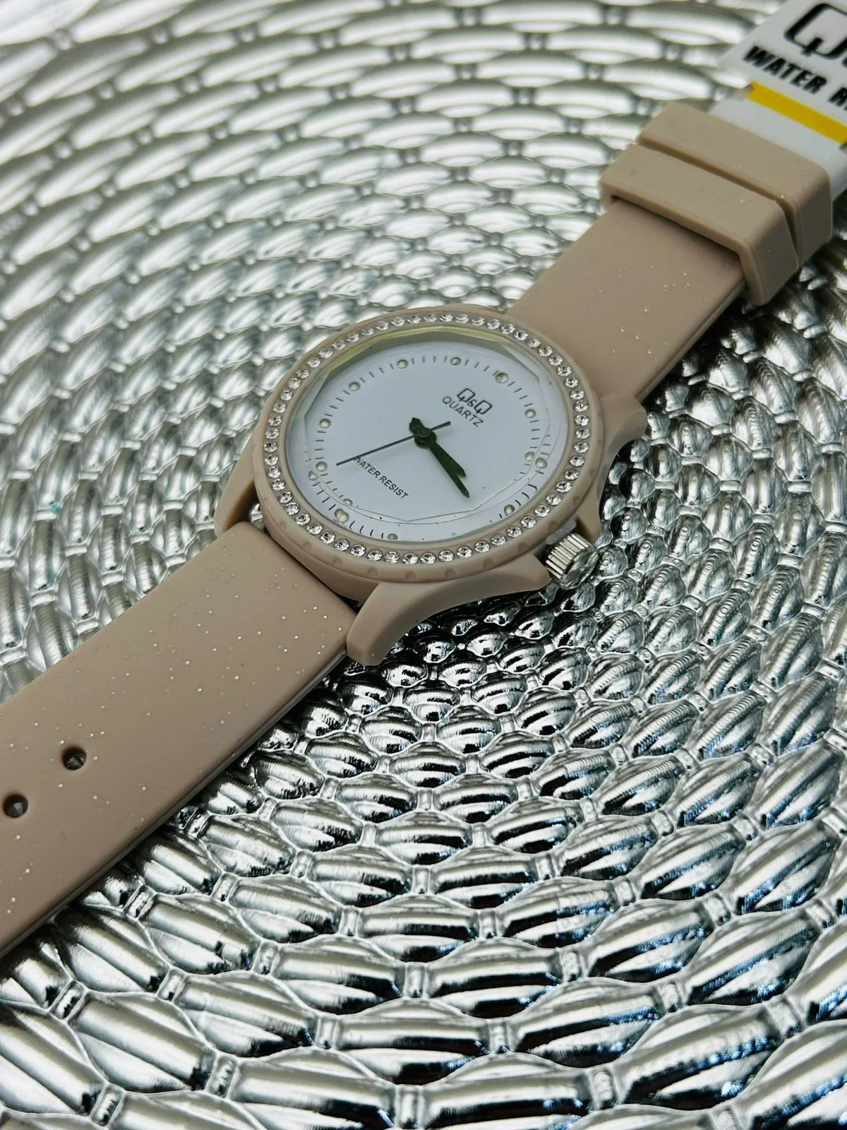 Reloj Q&Q escarchado con pedrería - Image 5