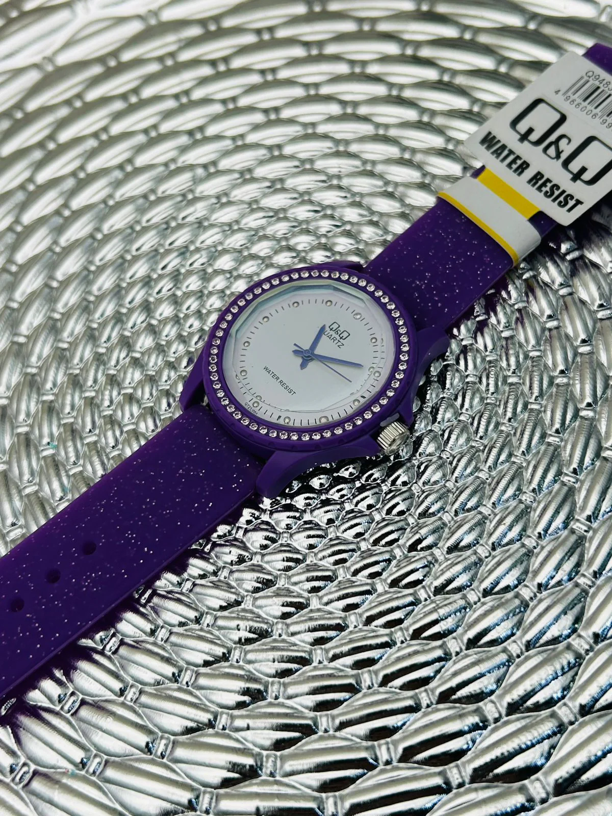 Reloj Q&Q escarchado con pedrería - Image 7