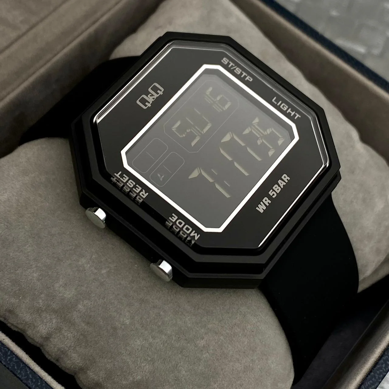 reloj Q&Q para caballero M206P - Image 2