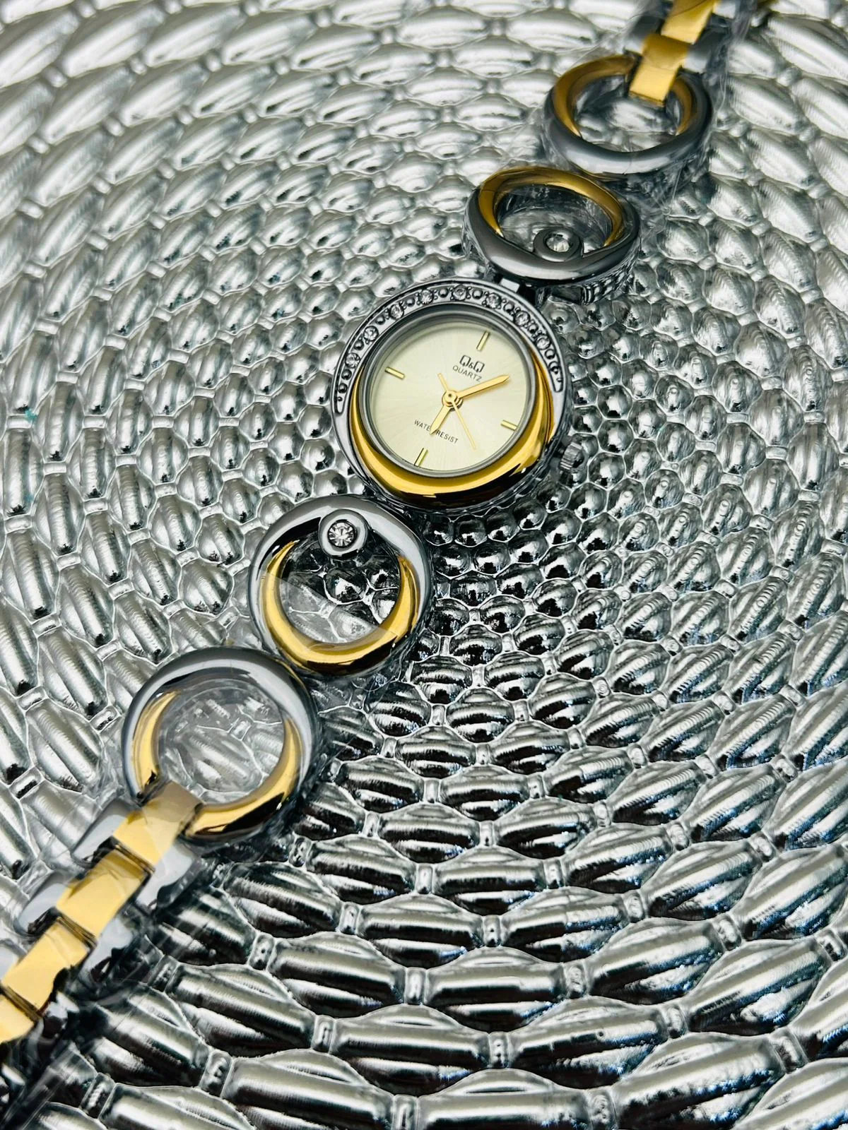 Reloj Q&Q para dama tipo pulsera - Image 2