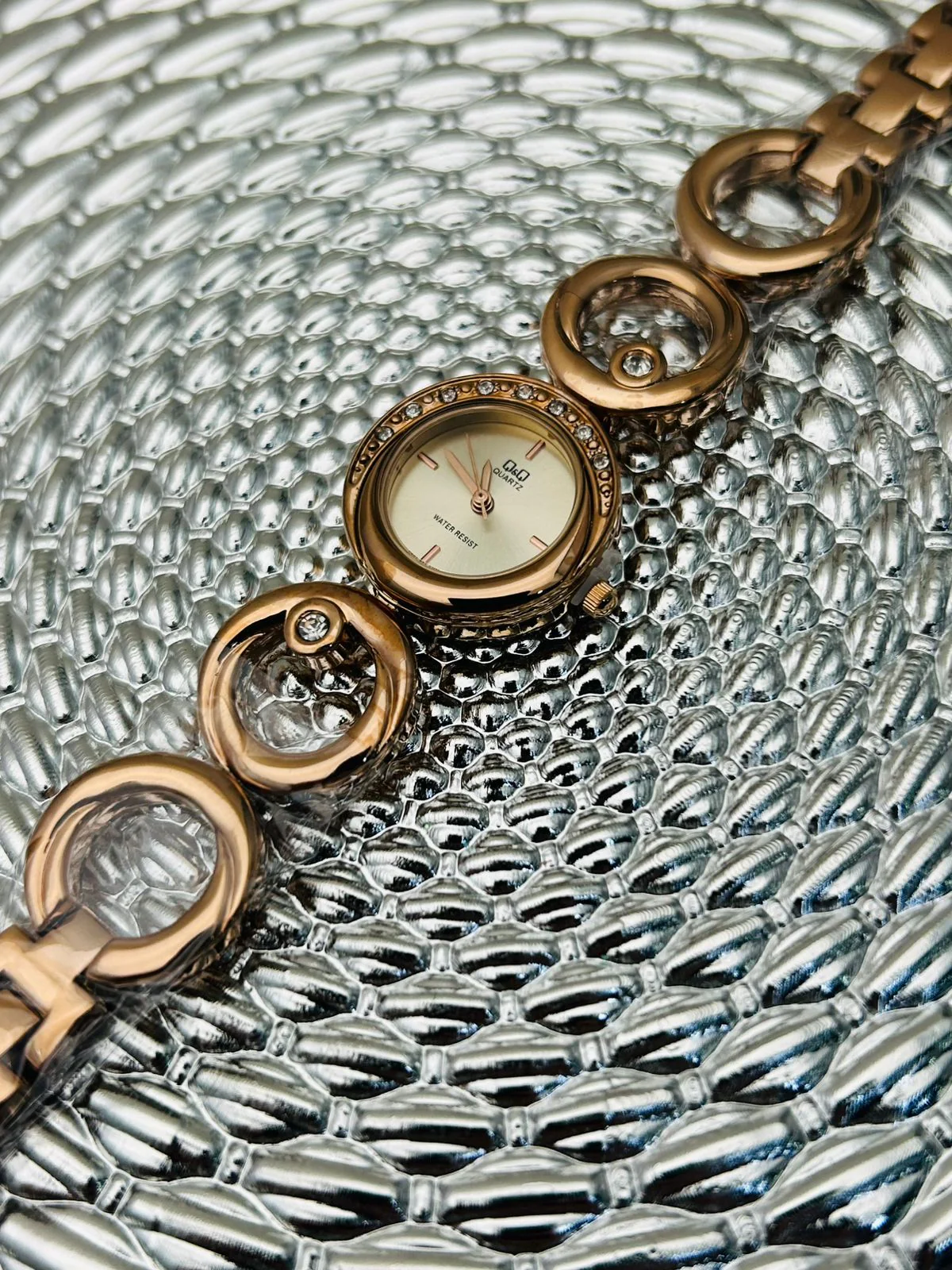 Reloj Q&Q para dama tipo pulsera - Image 3