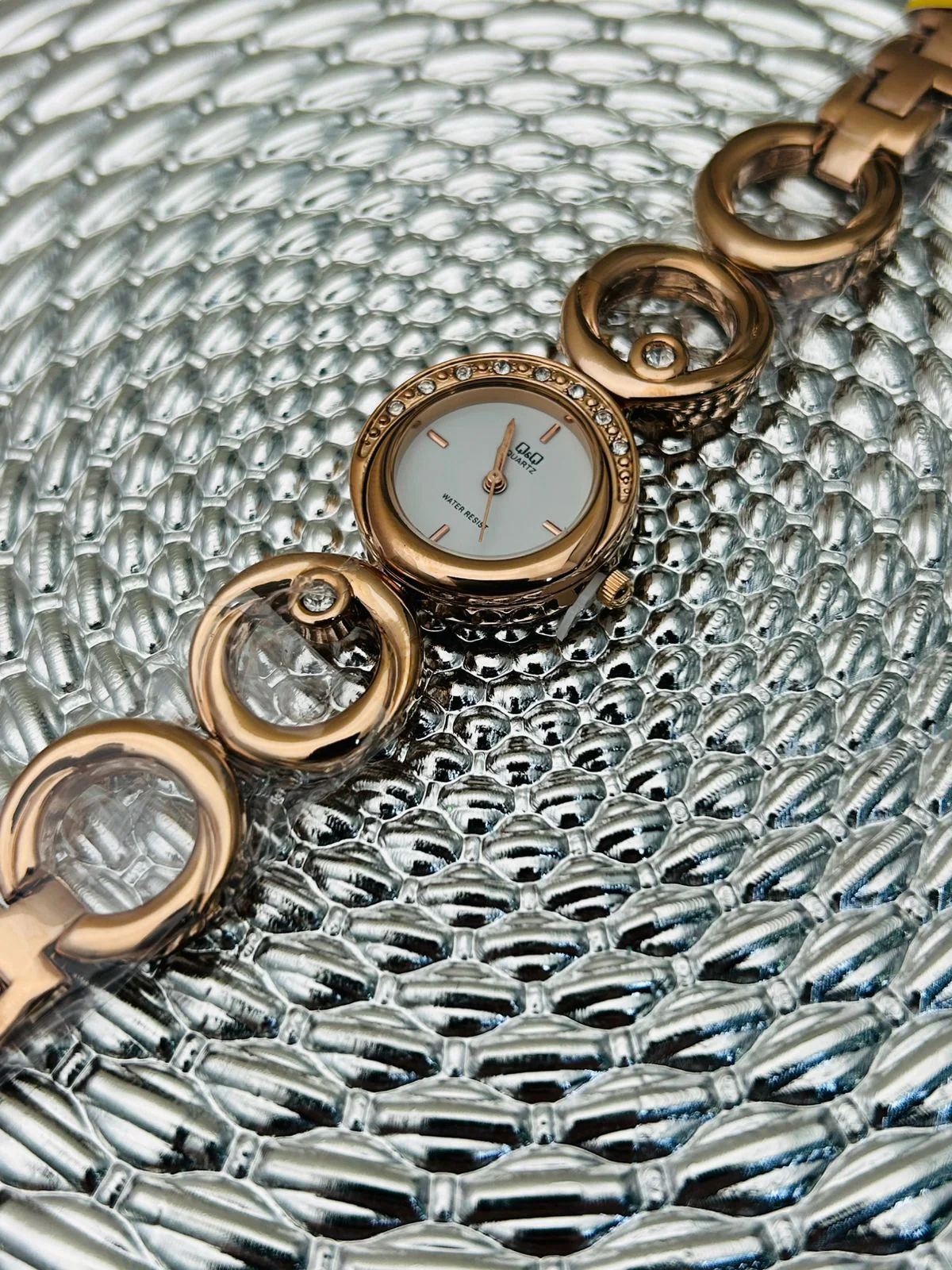 Reloj Q&Q para dama tipo pulsera - Image 4
