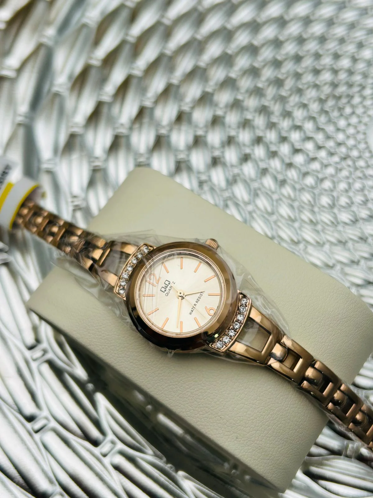 Reloj Q&Q tipo joya - Image 3